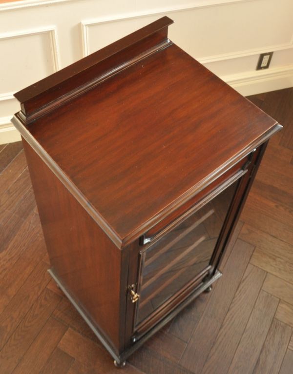 アンティークのキャビネット　アンティーク家具　イギリスのアンティーク家具、お洒落なミュージックキャビネット（飾り棚）。天板もピカピカにお直ししました。(k-1128-f)