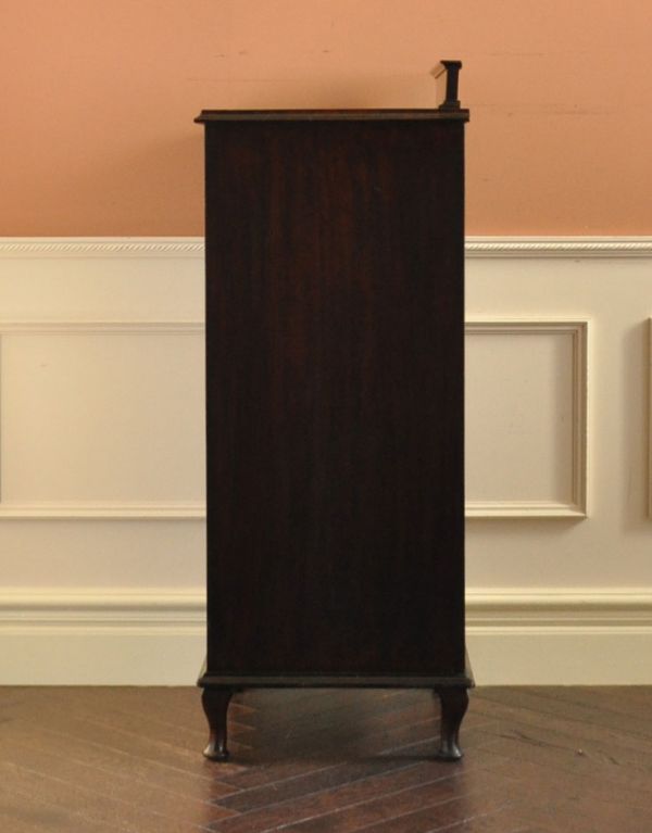 アンティークのキャビネット　アンティーク家具　イギリスのアンティーク家具、お洒落なミュージックキャビネット（飾り棚）。横から見るのが、また美しいんです。(k-1128-f)