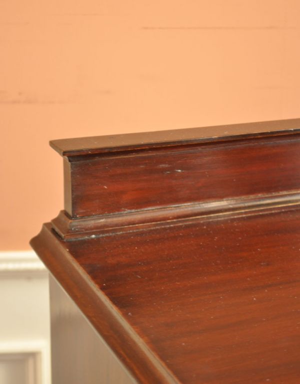 アンティークのキャビネット　アンティーク家具　イギリスのアンティーク家具、お洒落なミュージックキャビネット（飾り棚）。外国製のインテリアは装飾があちこちにあるので、どこに置いても絵になります。(k-1128-f)