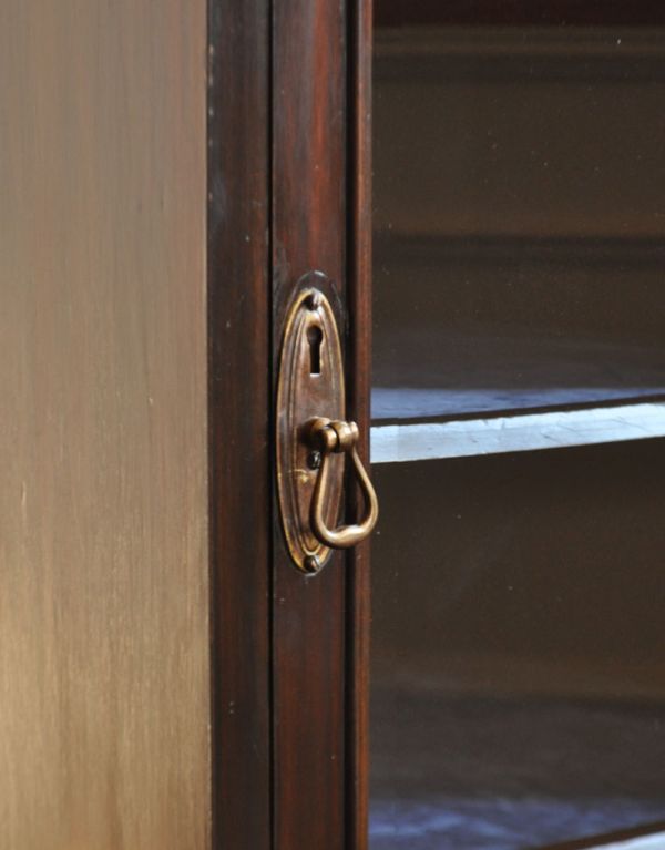 アンティークのキャビネット　アンティーク家具　イギリスのアンティーク家具、お洒落なミュージックキャビネット（飾り棚）。アンティークならではの風合いのある取っ手です。(k-1128-f)