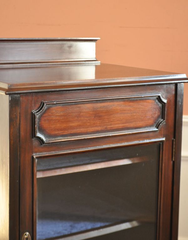 アンティークのキャビネット　アンティーク家具　イギリスのアンティーク家具、お洒落なミュージックキャビネット（飾り棚）。扉のガラスも当時のものをそのまま使っています。(k-1128-f)