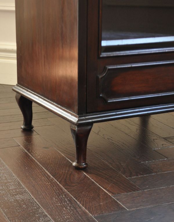 アンティークのキャビネット　アンティーク家具　イギリスのアンティーク家具、お洒落なミュージックキャビネット（飾り棚）。可愛いデザインの脚がキャビネットをしっかり支えてくれます。(k-1128-f)