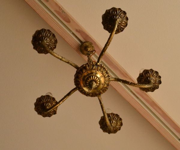 シャンデリア 照明・ライティング 英国の真鍮製照明、クラシカルなアンティークシャンデリア(5灯)。引っ掛けるチェーンの輪を変えれば、簡単に長さが調節できます。(k-1128-z)