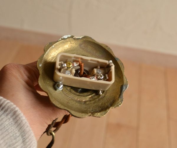 シャンデリア 照明・ライティング 英国の真鍮製照明、クラシカルなアンティークシャンデリア(5灯)。引っ掛けシーリングのタイプに加工してお届けしますので、リビングやダイニングテーブルの上などお好きな場所に簡単に取り付けてみてください。(k-1128-z)