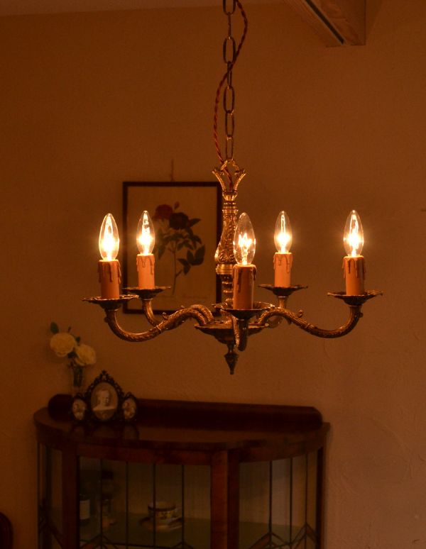 シャンデリア 照明・ライティング 英国の真鍮製照明、クラシカルなアンティークシャンデリア(5灯)。エレガントで高級感溢れる雰囲気を演出してくれる真鍮のシャンデリアです。(k-1128-z)