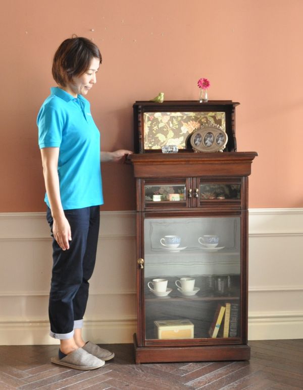 アンティークのキャビネット　アンティーク家具　アンティークのキレイな英国家具、マホガニー材のペディスタルカップボード。リビングや寝室、玄関などで試してみてください。(k-1129-f)