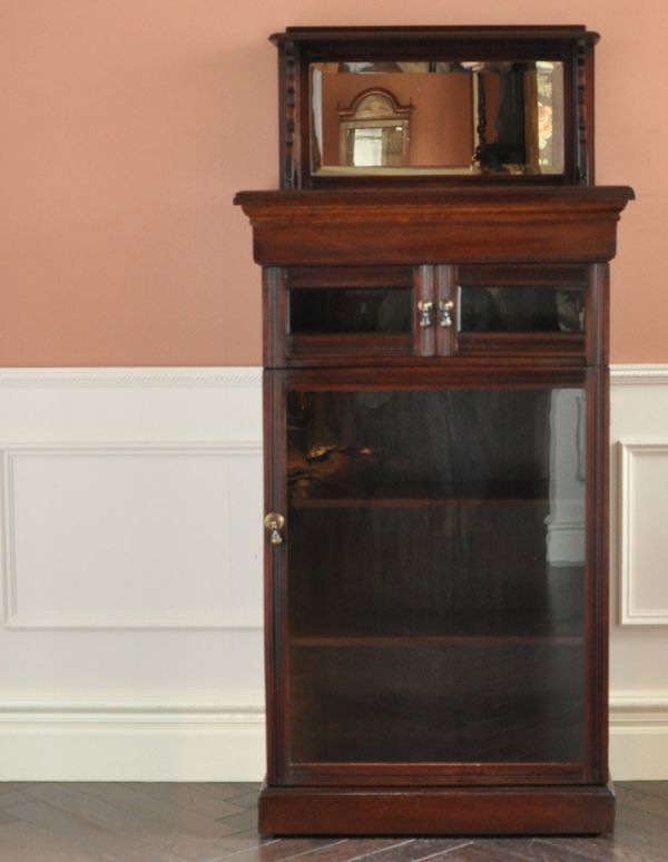 アンティークのキャビネット　アンティーク家具　アンティークのキレイな英国家具、マホガニー材のペディスタルカップボード。アンティークならではのなんとも美しいデザインです。(k-1129-f)