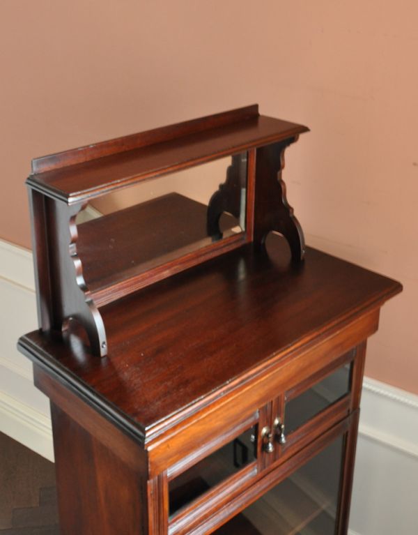 アンティークのキャビネット　アンティーク家具　アンティークのキレイな英国家具、マホガニー材のペディスタルカップボード。天板もピカピカにお直ししました。(k-1129-f)