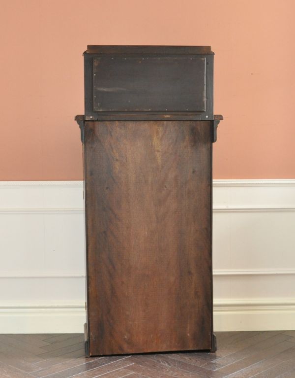 アンティークのキャビネット　アンティーク家具　アンティークのキレイな英国家具、マホガニー材のペディスタルカップボード。キチンとメンテナンスしてあるので、裏側もキレイです。(k-1129-f)