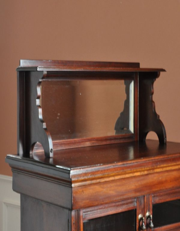 アンティークのキャビネット　アンティーク家具　アンティークのキレイな英国家具、マホガニー材のペディスタルカップボード。小さなミラーがついています。(k-1129-f)
