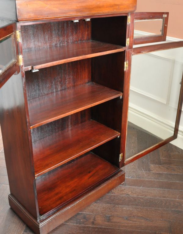 アンティークのキャビネット　アンティーク家具　アンティークのキレイな英国家具、マホガニー材のペディスタルカップボード。細かく整理整頓できるのが嬉しいですね。(k-1129-f)