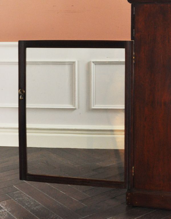 アンティークのキャビネット　アンティーク家具　アンティークのキレイな英国家具、マホガニー材のペディスタルカップボード。ガラスも当時のものをそのまま使っています。(k-1129-f)