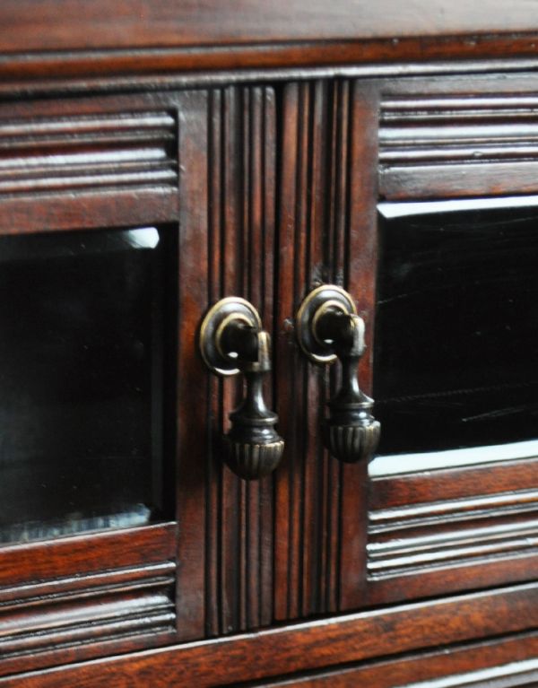 アンティークのキャビネット　アンティーク家具　アンティークのキレイな英国家具、マホガニー材のペディスタルカップボード。ダブルドアの取っ手です。(k-1129-f)