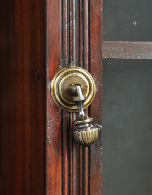 アンティークのキャビネット　アンティーク家具　アンティークのキレイな英国家具、マホガニー材のペディスタルカップボード。大きなガラス扉の取っ手は、ドロップタイプ。(k-1129-f)