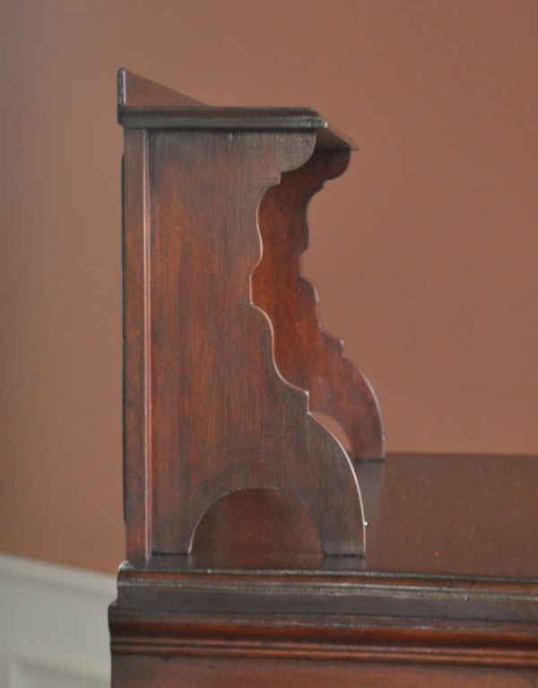 アンティークのキャビネット　アンティーク家具　アンティークのキレイな英国家具、マホガニー材のペディスタルカップボード。外国製のインテリアは装飾があちこちにあるので、どこに置いても絵になります。(k-1129-f)