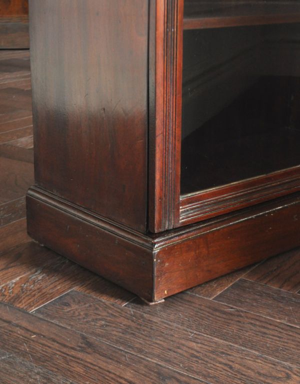 アンティークのキャビネット　アンティーク家具　アンティークのキレイな英国家具、マホガニー材のペディスタルカップボード。キャビネットをしっかり支えてくれます。(k-1129-f)