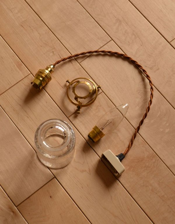 照明・ライティング バブルガラスのアンティークシェード、イギリスペンダントライト。ガラスシェード、コード、電球1個、ギャラリーを全てセットでお届けするので、届いてすぐに取り付けられます。(k-1129-z)