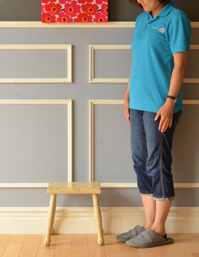 板座面　アンティーク チェア　丸い足先が可愛い、ペイント仕上げのアンティークスツール。座っても飾っても使える可愛いスツールはいつでも人気！（モデルの身長は158cmです）。(k-1130-c)