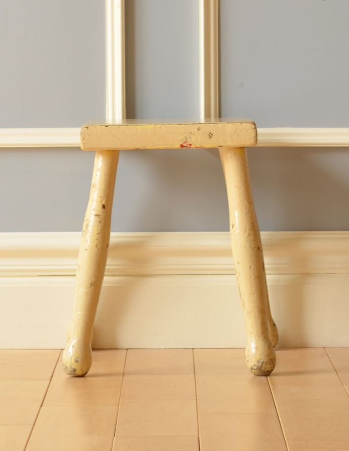 板座面　アンティーク チェア　丸い足先が可愛い、ペイント仕上げのアンティークスツール。角が丸く作られているので、小さいお子様がいるご家庭でも安心です。(k-1130-c)