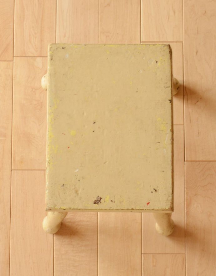 板座面　アンティーク チェア　丸い足先が可愛い、ペイント仕上げのアンティークスツール。ペイントの風合いは愛嬌があります。(k-1130-c)