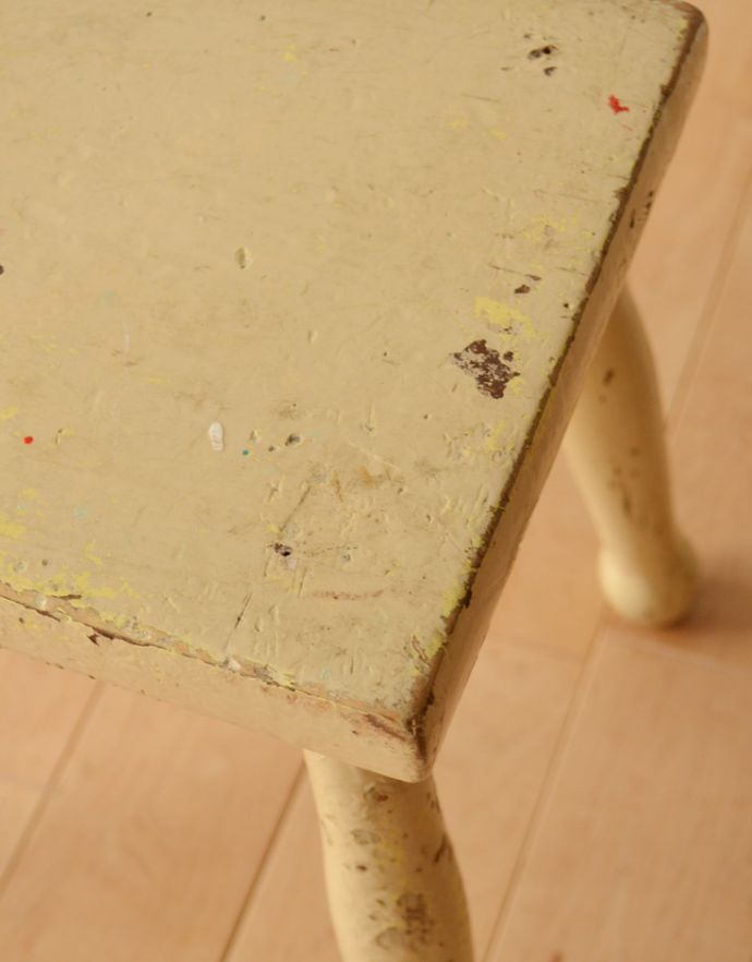 板座面　アンティーク チェア　丸い足先が可愛い、ペイント仕上げのアンティークスツール。アンティークは新品ではないので、経年変化によるキズはありますが、専門の職人によって目立たないようにキレイにお直しをしています。(k-1130-c)