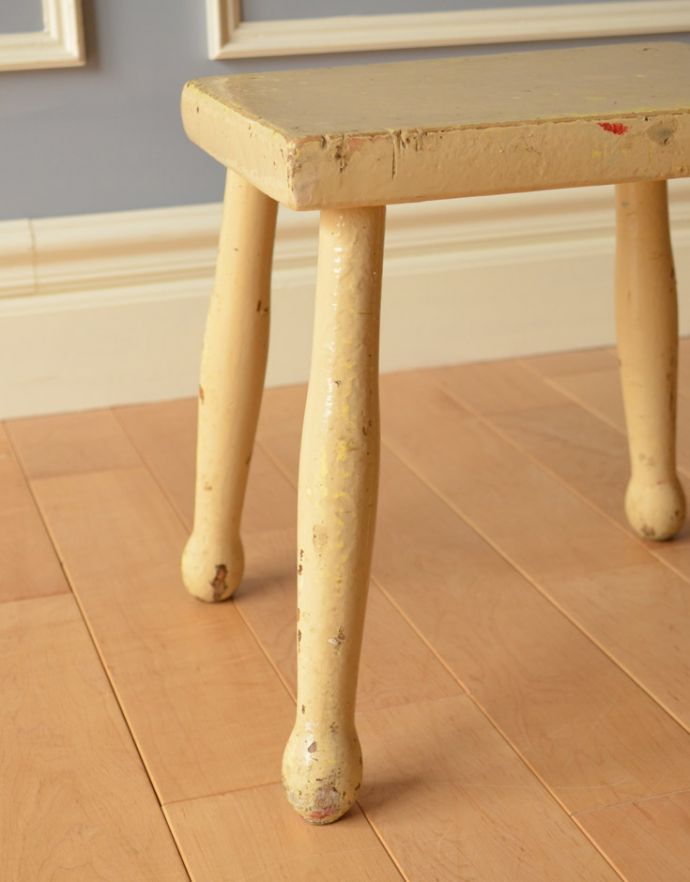 板座面　アンティーク チェア　丸い足先が可愛い、ペイント仕上げのアンティークスツール。メンテナンスをしっかりしているので、男性の方でも安心してお掛けください。(k-1130-c)