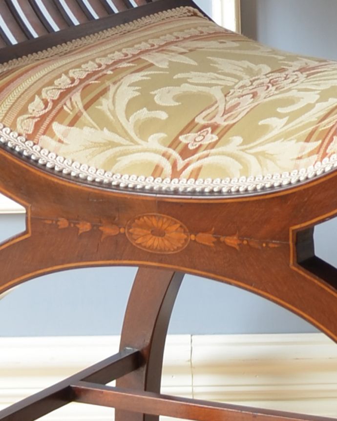 ダイニングチェア　アンティーク チェア　1900年代の英国チェア、マホガニー材を使用した象嵌の装飾入りのアンティーク　スツール。象嵌のデザインがとてもキレイ。(k-1131-c)