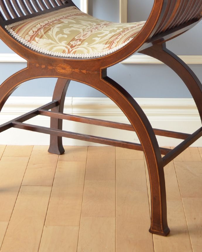ダイニングチェア　アンティーク チェア　1900年代の英国チェア、マホガニー材を使用した象嵌の装飾入りのアンティーク　スツール。座面の下には荷物を置ける桟があります。(k-1131-c)