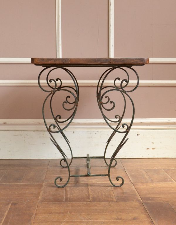 ロイドテーブル　アンティーク家具　フランスのおしゃれなアンティーク家具、２トーンのコーヒーテーブル。サイドから見るとくるくるしたアイアンの可愛らしさがよく分かります。(k-1132k-f )