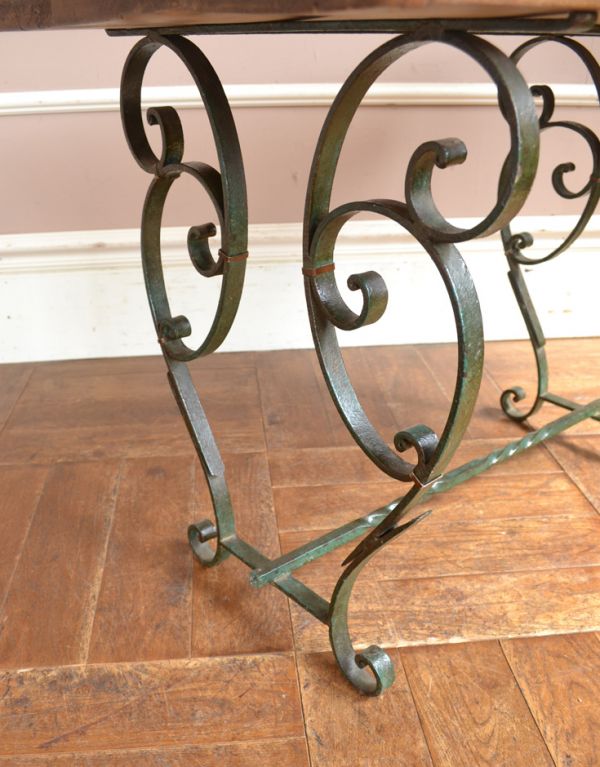 ロイドテーブル　アンティーク家具　フランスのおしゃれなアンティーク家具、２トーンのコーヒーテーブル。しっかり支える脚です。(k-1132k-f )