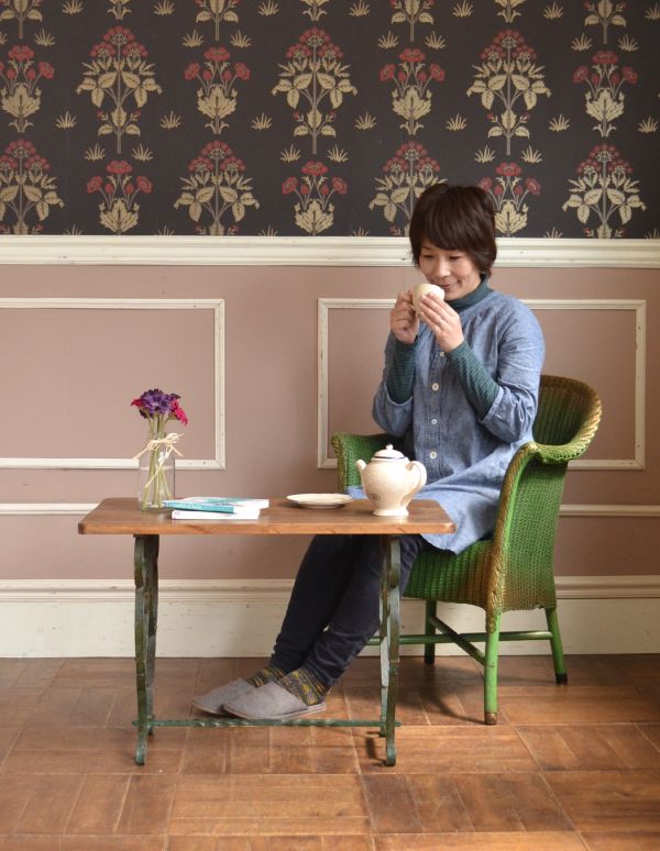 ロイドテーブル　アンティーク家具　フランスのおしゃれなアンティーク家具、２トーンのコーヒーテーブル。天板が広いので、ゆったりとお使い頂けます。(k-1132k-f )