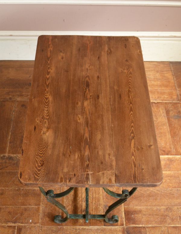 ロイドテーブル　アンティーク家具　フランスのおしゃれなアンティーク家具、２トーンのコーヒーテーブル。天板は木製です。(k-1132k-f )