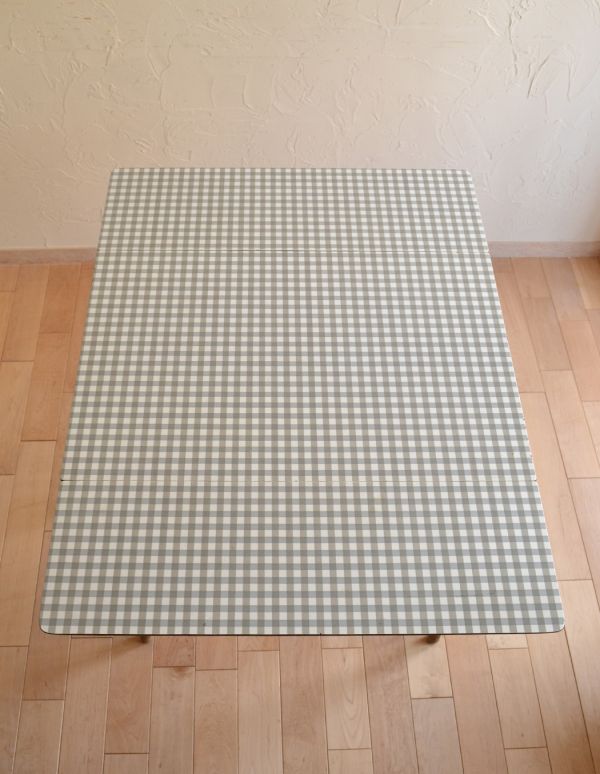 ロイドテーブル　アンティーク家具　爽やかな北欧スタイルにアンティークのバタフライダイニングテーブル。天板はグレーと白のギンガムチェック模様です。(k-1133k-f)