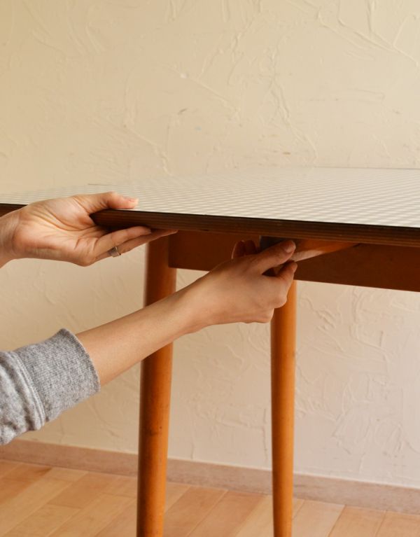 ロイドテーブル　アンティーク家具　爽やかな北欧スタイルにアンティークのバタフライダイニングテーブル。天板はバーを引き出すだけで簡単にテーブルを広げられます。(k-1133k-f)