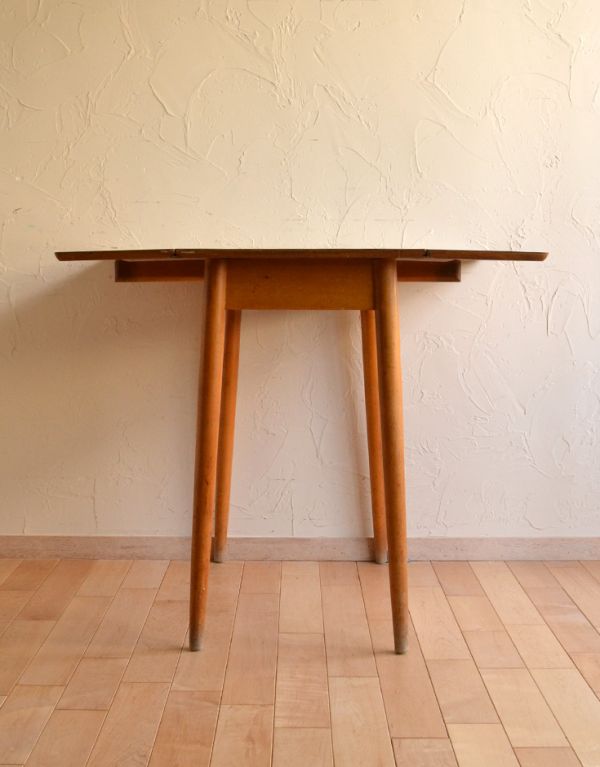 ロイドテーブル　アンティーク家具　爽やかな北欧スタイルにアンティークのバタフライダイニングテーブル。もちろん常に広げた状態でもお使いいただけます。(k-1133k-f)