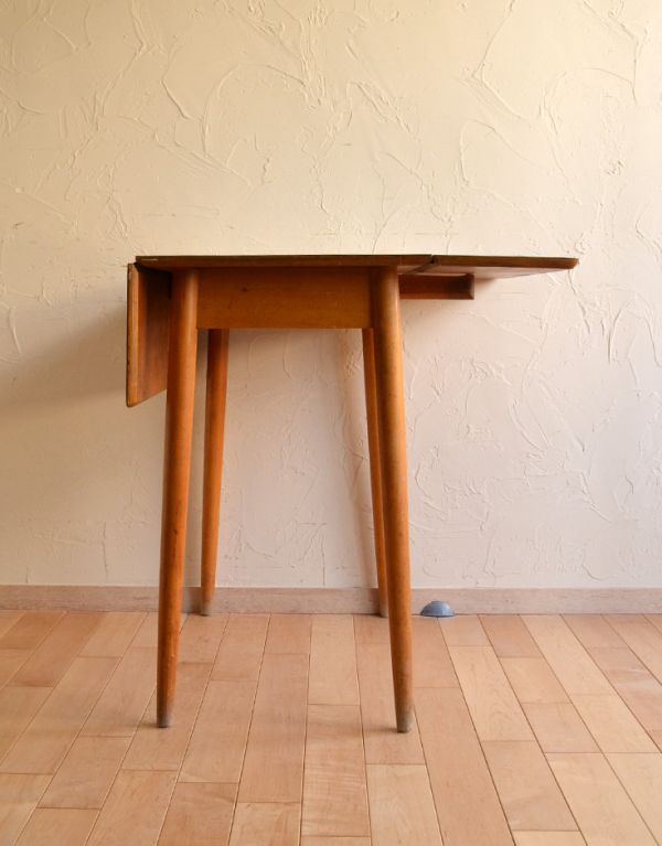 ロイドテーブル　アンティーク家具　爽やかな北欧スタイルにアンティークのバタフライダイニングテーブル。片開きにして壁付けにすれば、デスクに早変わり！【 片開きの状態 】幅67×奥行67×高さ75cm。(k-1133k-f)