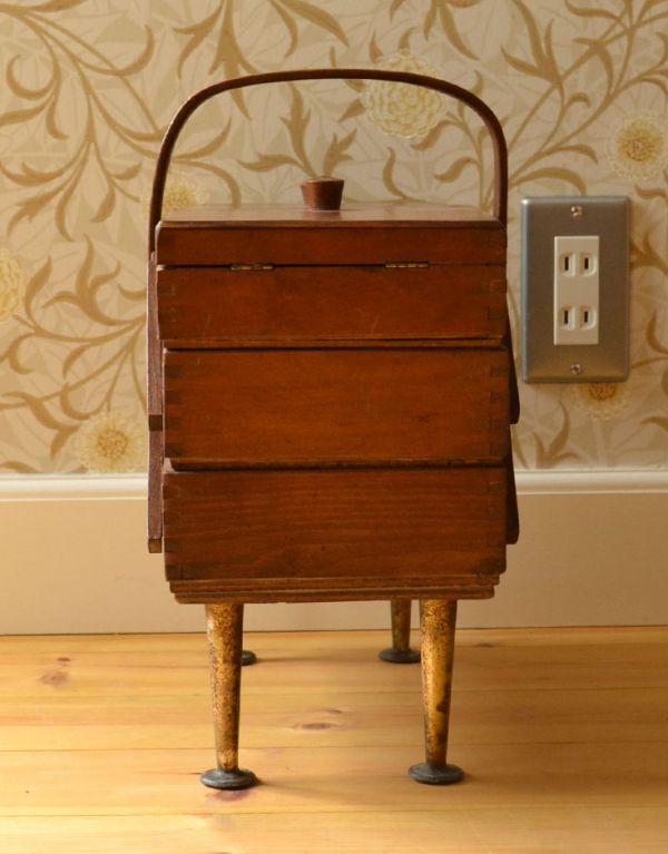 アンティーク家具 脚付き、3段タイプでたっぷり収納 あめ色のイギリスのアンティーク ソーイングボックス。横から見るとこんな感じ。(k-1134-z)