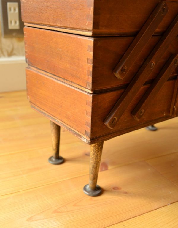 アンティーク家具 脚付き、3段タイプでたっぷり収納 あめ色のイギリスのアンティーク ソーイングボックス。細いけどしっかりしています!。(k-1134-z)