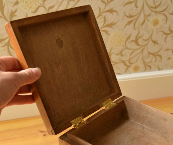 アンティーク家具 脚付き、3段タイプでたっぷり収納 あめ色のイギリスのアンティーク ソーイングボックス。開閉時のネジ調整してあります。(k-1134-z)