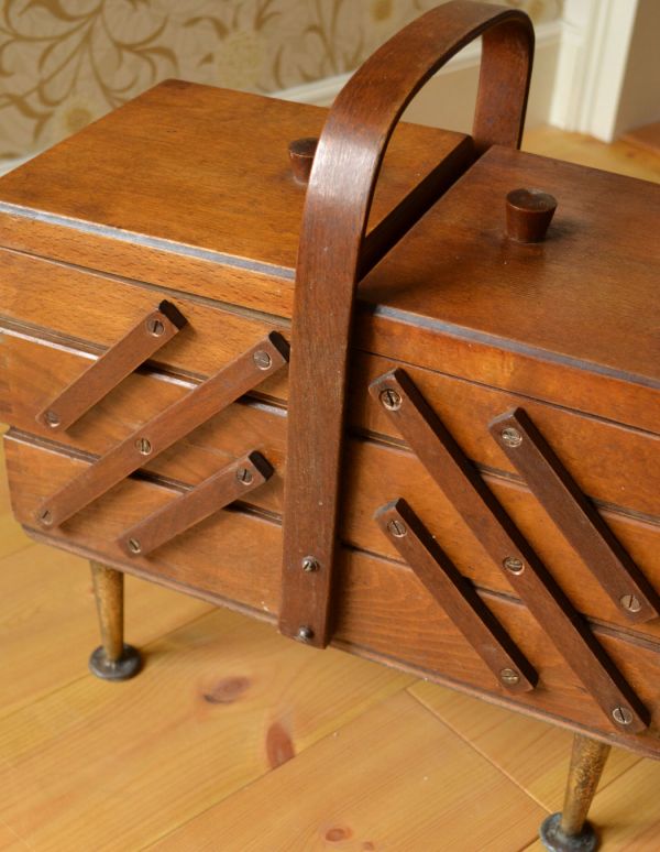 アンティーク家具 脚付き、3段タイプでたっぷり収納 あめ色のイギリスのアンティーク ソーイングボックス。きちんと修復してお届けしますので、閉じているときもキレイに収まっています。(k-1134-z)