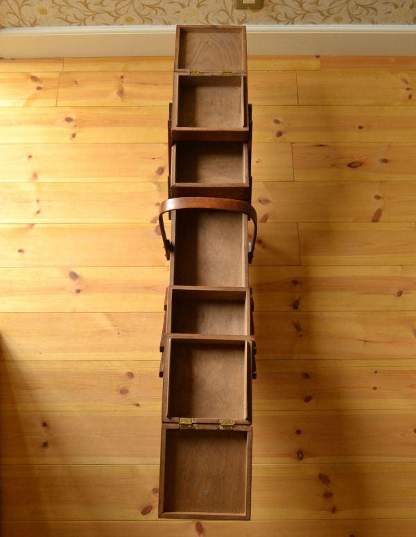 アンティーク家具 脚付き、3段タイプでたっぷり収納 あめ色のイギリスのアンティーク ソーイングボックス。3段に分けて収納できます。(k-1134-z)