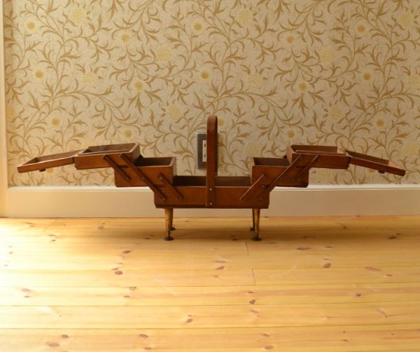 アンティーク家具 脚付き、3段タイプでたっぷり収納 あめ色のイギリスのアンティーク ソーイングボックス。見てください!こんな風に広がるんです。(k-1134-z)