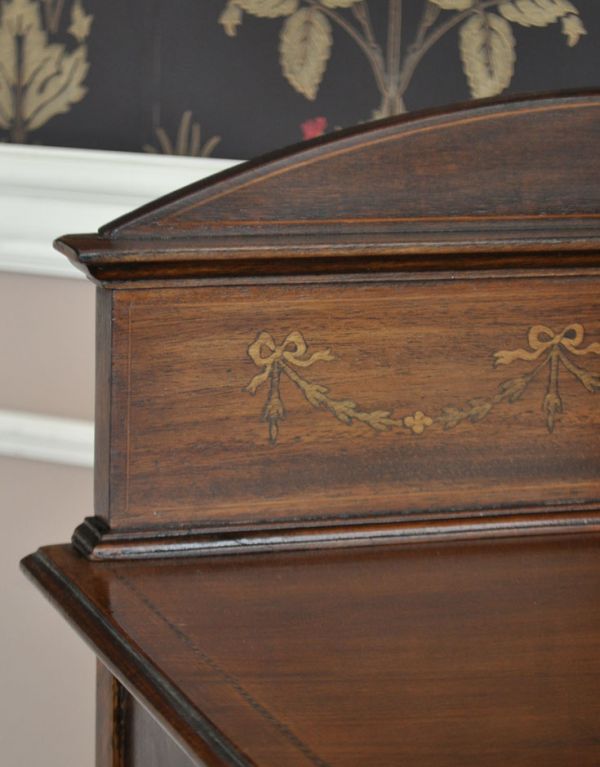 アンティーク家具 マホガニー材のアンティーク家具、ミュージックキャビネット(飾り棚)。外国製のインテリアは装飾があちこちにあるので、どこに置いても絵になります。(k-1134k-f)