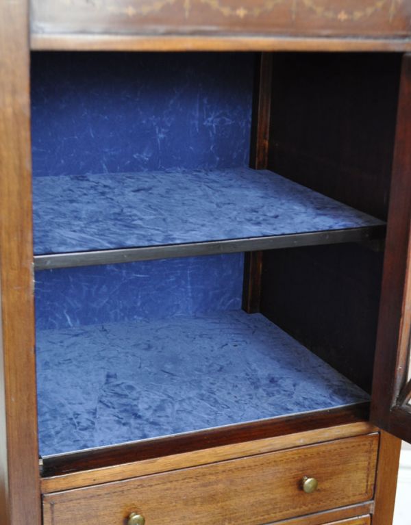 アンティーク家具 マホガニー材のアンティーク家具、ミュージックキャビネット(飾り棚)。内側の棚には布が張られています。(k-1134k-f)