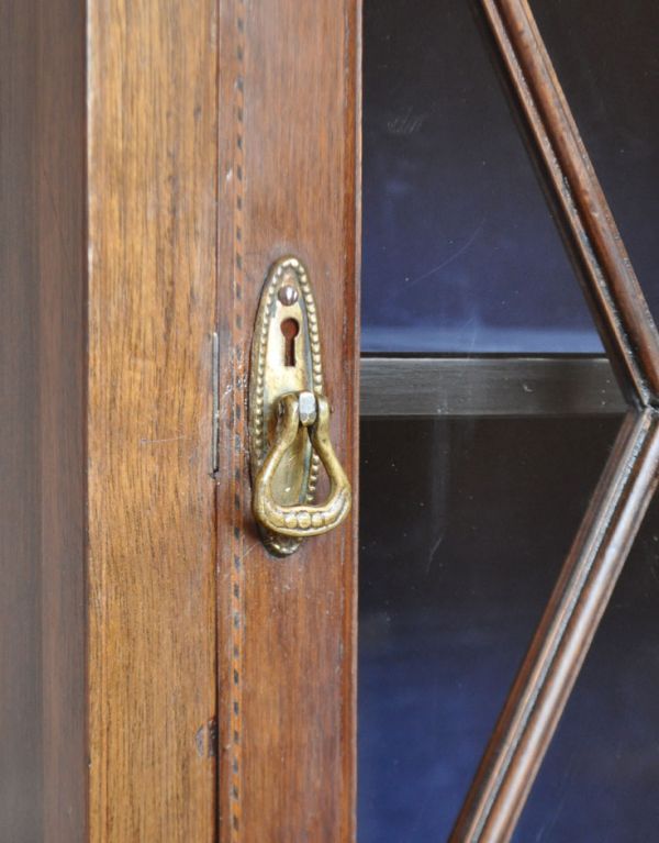 アンティーク家具 マホガニー材のアンティーク家具、ミュージックキャビネット(飾り棚)。アンティークならではの凝った形の取っ手です。(k-1134k-f)