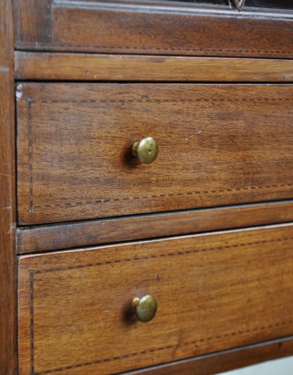 アンティーク家具 マホガニー材のアンティーク家具、ミュージックキャビネット(飾り棚)。引き出しの取っ手はシンプルな丸いつまみです。(k-1134k-f)