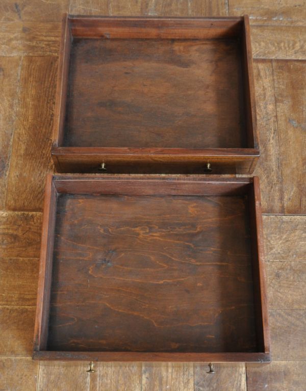 アンティーク家具 マホガニー材のアンティーク家具、ミュージックキャビネット(飾り棚)。引き出しは2杯付いています。(k-1134k-f)