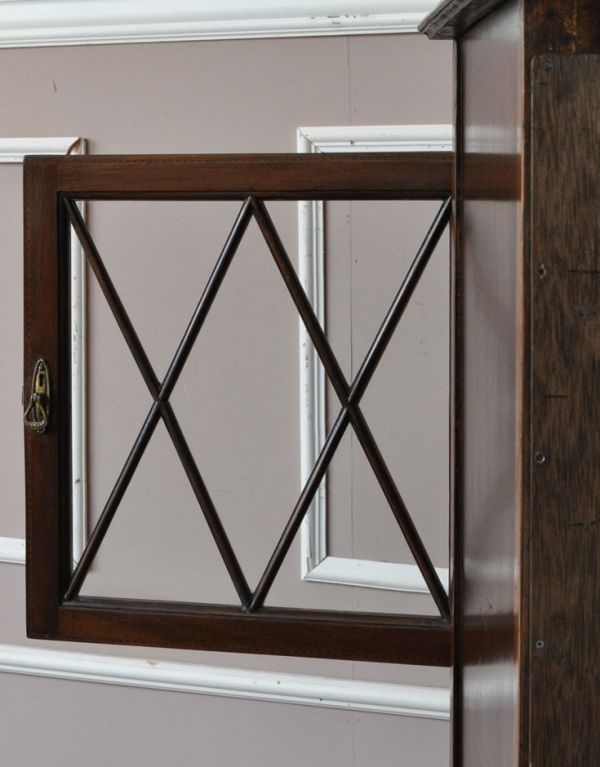 アンティーク家具 マホガニー材のアンティーク家具、ミュージックキャビネット(飾り棚)。扉のガラスも当時のものをそのまま使っています。(k-1134k-f)