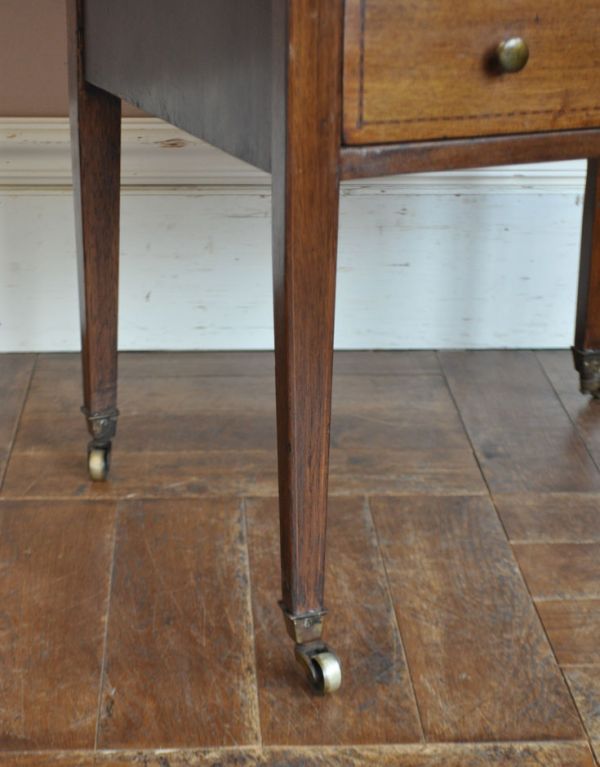 アンティーク家具 マホガニー材のアンティーク家具、ミュージックキャビネット(飾り棚)。真っ直ぐに伸びた長い脚がキャビネットをしっかり支えてくれます。(k-1134k-f)