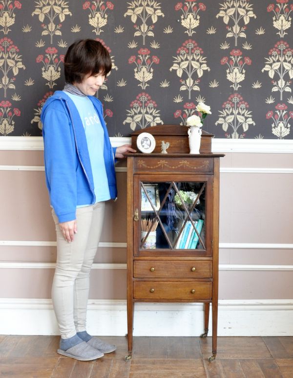 アンティーク家具 マホガニー材のアンティーク家具、ミュージックキャビネット(飾り棚)。リビングや寝室、玄関などで試してみてください。(k-1134k-f)